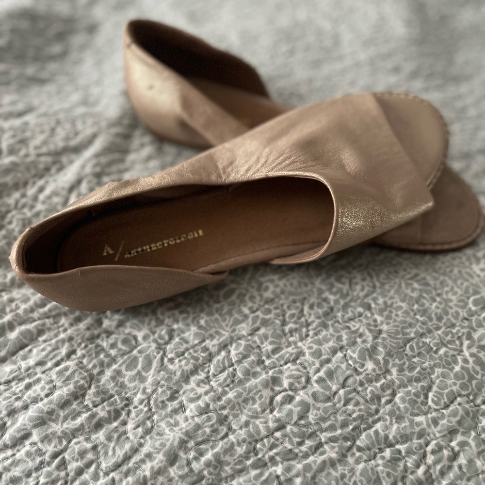 NWOT Anthropologie Souvenir Gold Flats